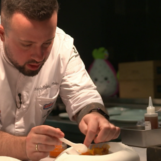 Der Koch Daniel Wallenstein aus Gengenbach bereitet in seiner Küche einen Teig zu.