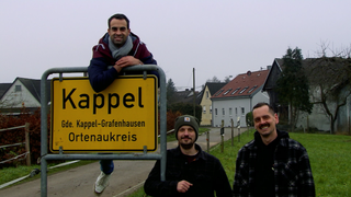 Drei Familienväter gehen mit Ortsschild-Song viral.
