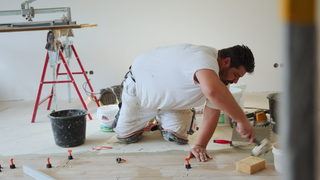 Handwerker Domenico beim Arbeiten.