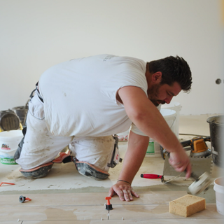 Handwerker Domenico beim Arbeiten.