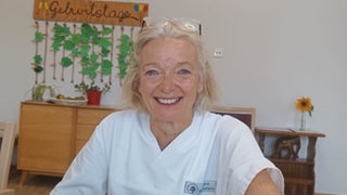 Regina Ecker in ihrem Job als Altenpflegerin.