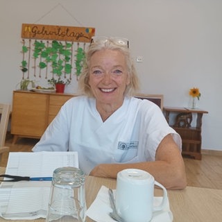 Regina Ecker in ihrem Job als Altenpflegerin.