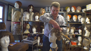 Dieter Gerhardt in seinem Perücken-Geschäft in Niefern-Öschelbronn.