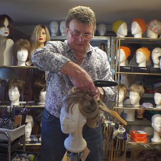 Dieter Gerhardt in seinem Perücken-Geschäft in Niefern-Öschelbronn.