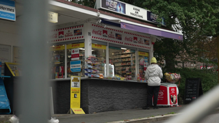 Der Kiosk in Stuttgart-West, Drehort des Tatorts ‚Ex-It‘, mit Filmcrew, Kameras und Beleuchtungsausrüstung am Set.