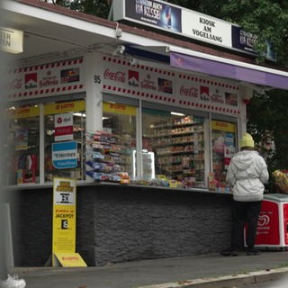 Der Kiosk in Stuttgart-West, Drehort des Tatorts ‚Ex-It‘, mit Filmcrew, Kameras und Beleuchtungsausrüstung am Set.