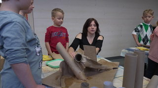 Kinder basteln gemeinsam Tierbeschäftigungsspielzeug für die Tiere im Zoo Karlsruhe.