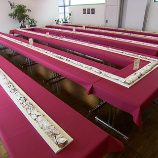 Auf mehreren Tischen ausgebreiteter, meterlanger Apfelstrudel in Merklingen.