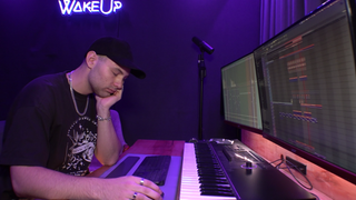 Leonel Schmidt sitzt in seinem Musikstudio vor dem Computer und ist über dem Mischpult eingeschlafen.