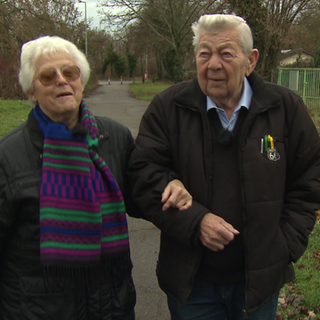 Margret und Eckhard Jahrsetz laufen gemeinsam durch ihren Kleingarten in Brühl.