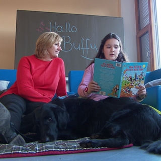Lesestunde mit Lesehündin inder Grundschule Gundelfingen