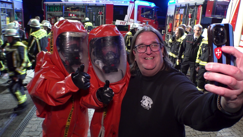 Sänger Killermichel macht ein Selfie mit er Freiwilligen Feuerwehr Karlsdorf-Neuthard