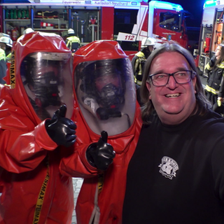 Sänger Killermichel macht ein Selfie mit er Freiwilligen Feuerwehr Karlsdorf-Neuthard
