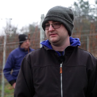 Sonja Faber-Schrecklein im Gespräch mit Winzer Daniel Haidle aus Stuttgart-Hedelfingen. Sie stehen im Weinberg.