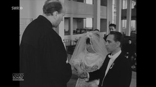 Ein Paar schließt den Bund der Ehe