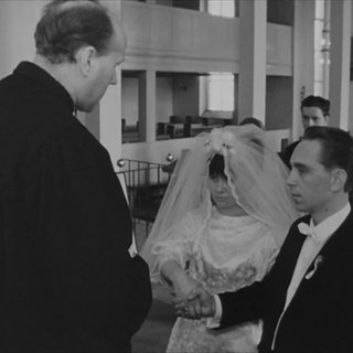 Ein Paar schließt den Bund der Ehe