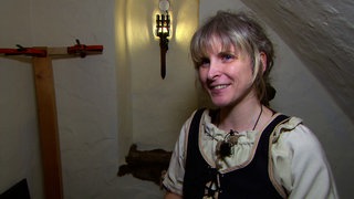 Lisa Hofmann hat in Ludwigsburg eine Fantasy-Taverne eröffnet. Sie trägt ein Kleid wie im MIttelalter und steht in ihrer Kneipe.