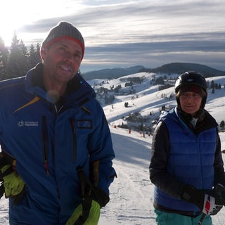 Matthias Schneider und Andreas Brender betreiben ein Skigebiet in Todtnauberg. Sie stehen auf Skiern im Schnee.