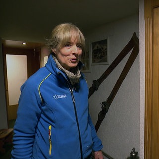 Skiliftbetreiberin Andrea Brenders aus Todtnau steht neben einer Vitrine mit Pokalen, Sie trägt eine blaue Fleecejacke.