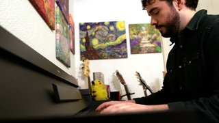 Steve Castile spielt Klavier. Im Hintergrund sind Gitarren zu sehen.