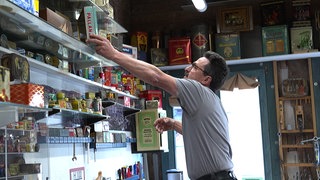 Helmut Gugel aus Tübingen sammelt alte Dosen in seiner Werkstatt.