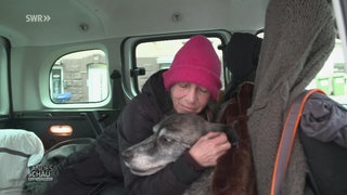 eine Frau und ihr Hund