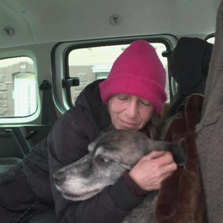 eine Frau und ihr Hund