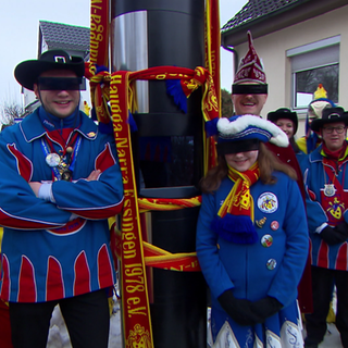 Die Fasnetgruppe Haugga Narra steht an einem Blitzer in Essingen. Um den Blitzer sind Schals geknotet.