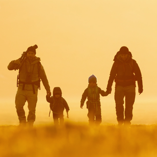 Eine Familie in Outdoor Kleidung. Zwei Erwachsene, zwei Kinder. 