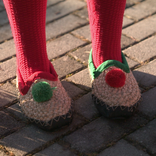 Strohschuhe von Hexen. Sie haben Bommel auf der Oberseite.