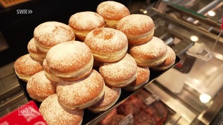 Berliner gestapelt in einer Metzgerei