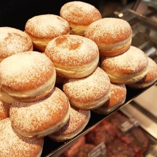 Berliner gestapelt in einer Metzgerei