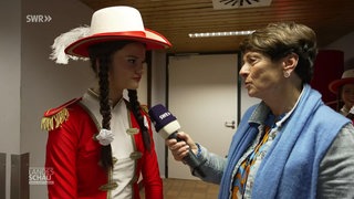 Sonja Faber-Schrecklein interviewt eine Gardetänzerin