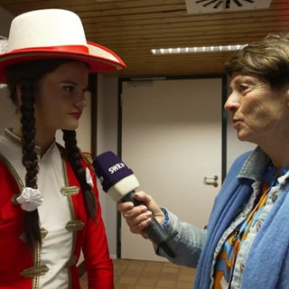 Sonja Faber-Schrecklein interviewt eine Gardetänzerin