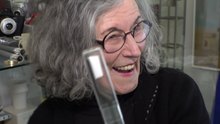 Erika Kübler hält eine von Louis Lepoix designte Zahnbürste in der Hand