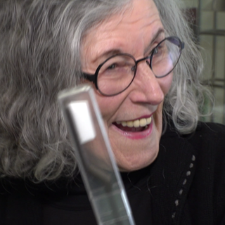 Erika Kübler hält eine von Louis Lepoix designte Zahnbürste in der Hand