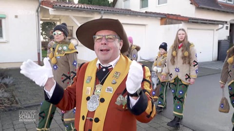 Narren beim Eiersammeln auf der Straße