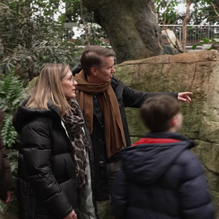 Familie macht eine Führung hinter die Kulissen vom Zoo Karlsruhe