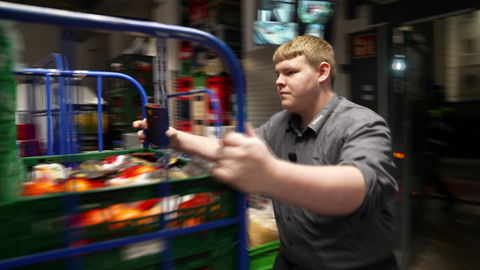 Warenanlieferung in einem Freiburger Supermarkt