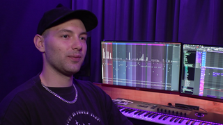 Repper Leonel Schmidt sitzt am Mischpult