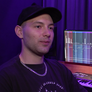 Repper Leonel Schmidt sitzt am Mischpult