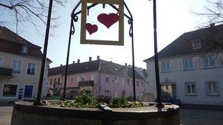 Ein Brunnen mit Dekoration.