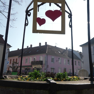 Ein Brunnen mit Dekoration.