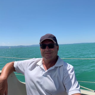 Uwe Stürmer sitzt in einem Segelboot.