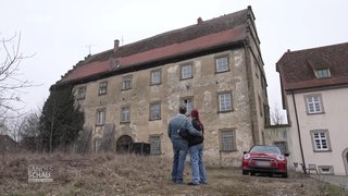 Jill und Daniel Kappius stehen vor dem Schloss Merchingen in Ravenstein im Neckar-Odenwald-Kreis