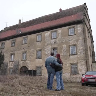 Jill und Daniel Kappius stehen vor dem Schloss Merchingen in Ravenstein im Neckar-Odenwald-Kreis