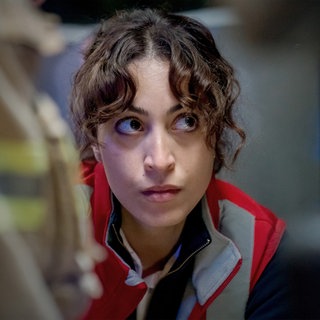 Samira Amali (in ihrer Rolle bei "Die Notärztin") blickt ernst und gespannt nach oben.