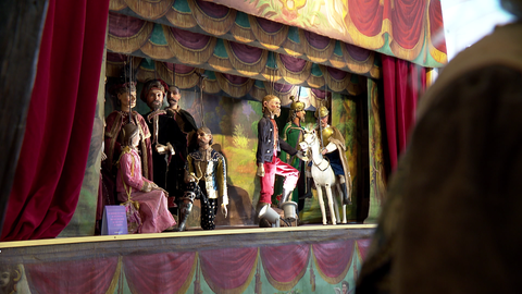 Marionetten in einem Puppentheater.