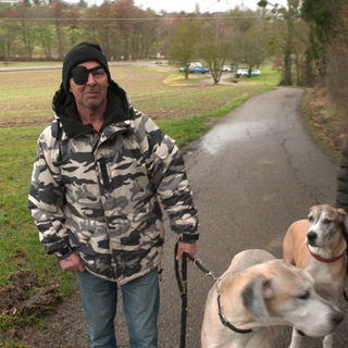 Unfallopfer Wolfgang Hahn trägt eine Augenklappe. Er geht mit seiner Frau und seinen zwei Hunden spazieren. 