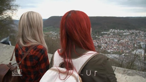 Zwei junge Frauen blicken auf Geislingen hinunter